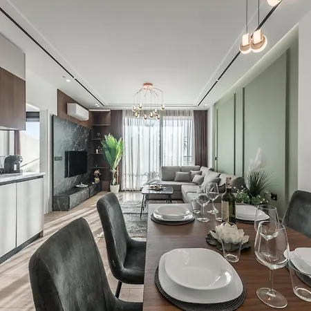 Modern Beachside Oasis דירה