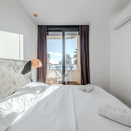 דירה Modern Beachside Oasis