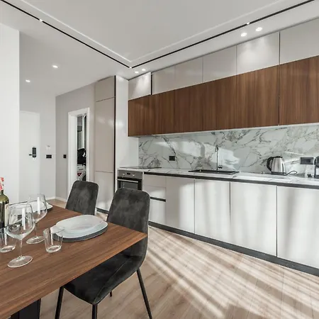 Modern Beachside Oasis דירה *
