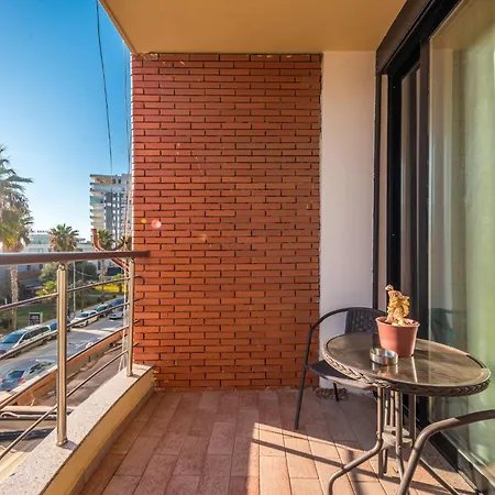 Modern Beachside Oasis דירה